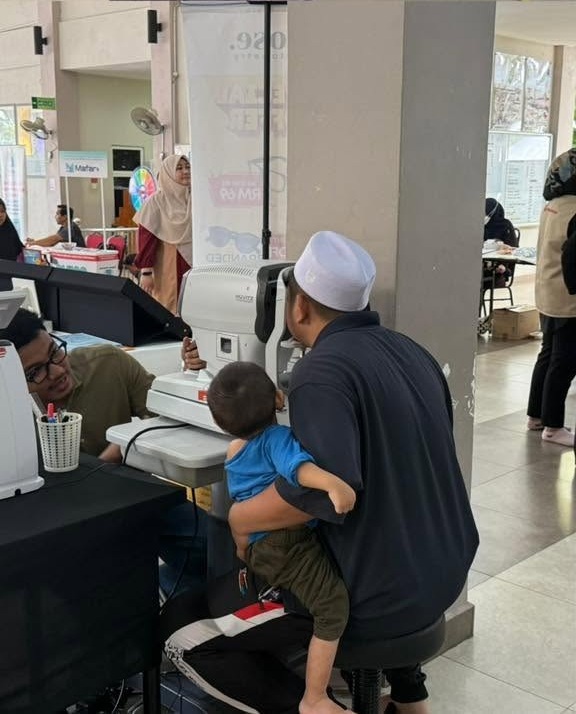 Saringan mata kanak-kanak bersama penjaga dalam program 2025