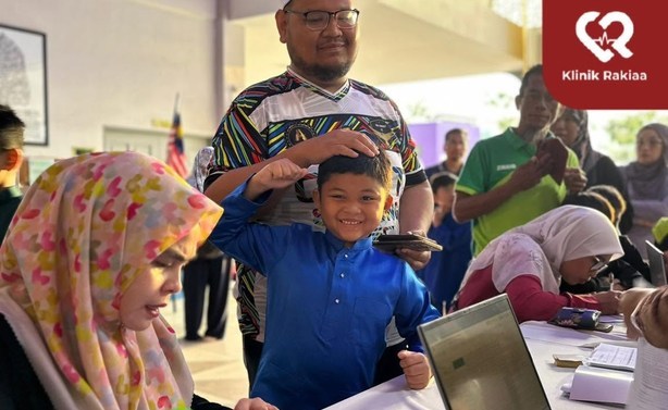 Peserta kanak-kanak tersenyum bersama keluarga pada program 2025