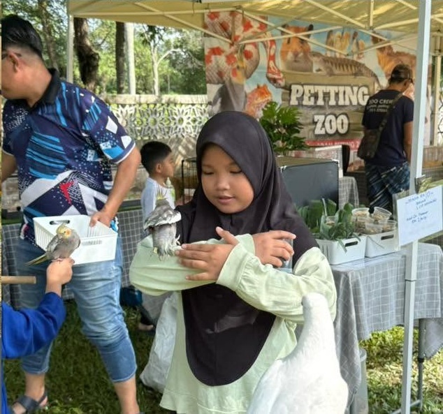 Kanak-kanak berinteraksi dengan haiwan dalam petting zoo program 2025