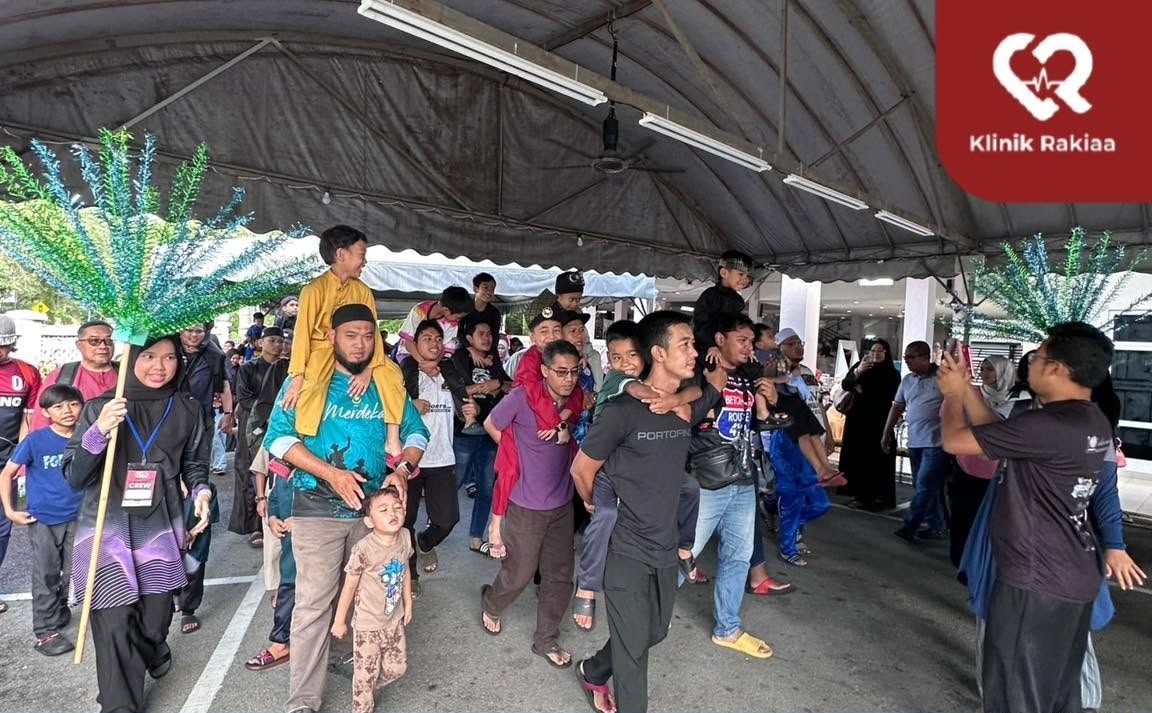 Keluarga dan anak-anak dalam perarakan program BSP 2025
